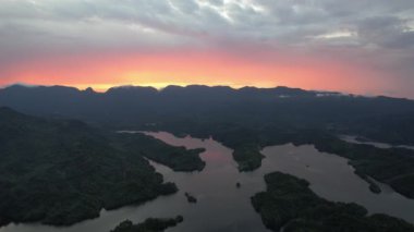 Milford Ses ve Kuşkulu Ses 'in Dağları ve Fiyortları, Yeni Zelanda. Bengoh Vadisi, Sarawak.