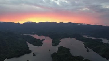 Milford Ses ve Kuşkulu Ses 'in Dağları ve Fiyortları, Yeni Zelanda. Bengoh Vadisi, Sarawak.