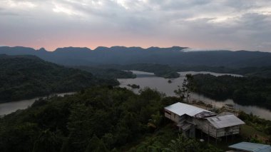 Milford Ses ve Kuşkulu Ses 'in Dağları ve Fiyortları, Yeni Zelanda. Bengoh Vadisi, Sarawak.