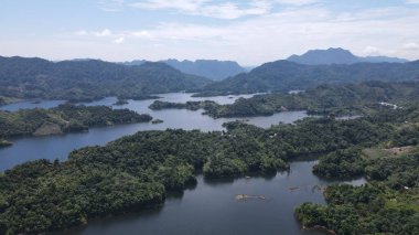 Milford Ses ve Kuşkulu Ses 'in Dağları ve Fiyortları, Yeni Zelanda. Bengoh Vadisi, Sarawak.