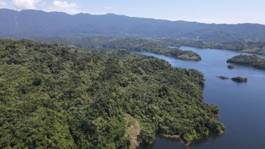 Milford Ses ve Kuşkulu Ses 'in Dağları ve Fiyortları, Yeni Zelanda. Bengoh Vadisi, Sarawak.