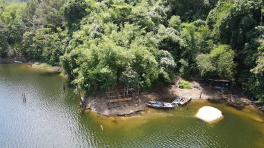 Milford Ses ve Kuşkulu Ses 'in Dağları ve Fiyortları, Yeni Zelanda. Bengoh Vadisi, Sarawak.