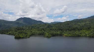 Milford Ses ve Kuşkulu Ses 'in Dağları ve Fiyortları, Yeni Zelanda. Bengoh Vadisi, Sarawak.