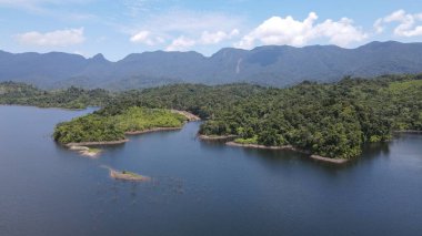 Milford Ses ve Kuşkulu Ses 'in Dağları ve Fiyortları, Yeni Zelanda. Bengoh Vadisi, Sarawak.