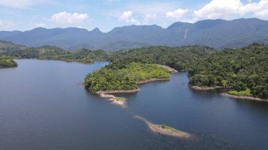 Milford Ses ve Kuşkulu Ses 'in Dağları ve Fiyortları, Yeni Zelanda. Bengoh Vadisi, Sarawak.
