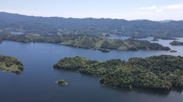 Milford Ses ve Kuşkulu Ses 'in Dağları ve Fiyortları, Yeni Zelanda. Bengoh Vadisi, Sarawak.