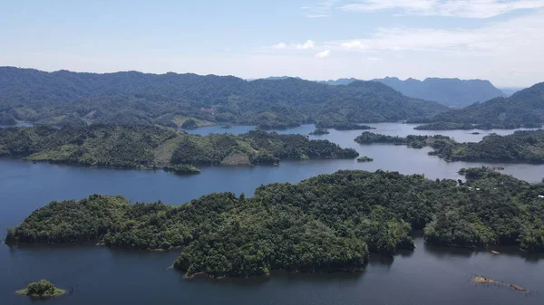 Milford Ses ve Kuşkulu Ses 'in Dağları ve Fiyortları, Yeni Zelanda. Bengoh Vadisi, Sarawak.