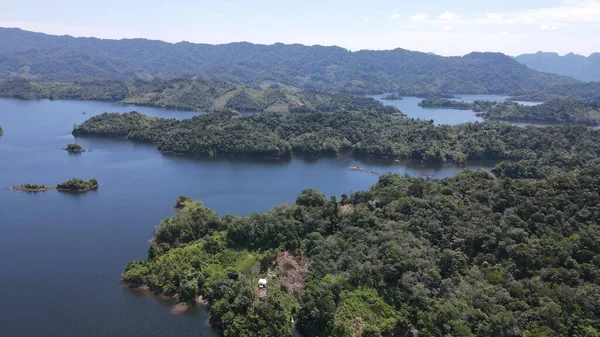 Milford Ses ve Kuşkulu Ses 'in Dağları ve Fiyortları, Yeni Zelanda. Bengoh Vadisi, Sarawak.
