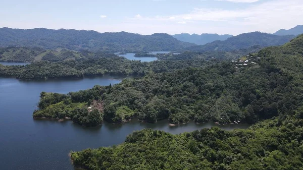 Milford Ses ve Kuşkulu Ses 'in Dağları ve Fiyortları, Yeni Zelanda. Bengoh Vadisi, Sarawak.