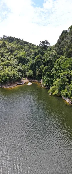 Milford Ses ve Kuşkulu Ses 'in Dağları ve Fiyortları, Yeni Zelanda. Bengoh Vadisi, Sarawak.