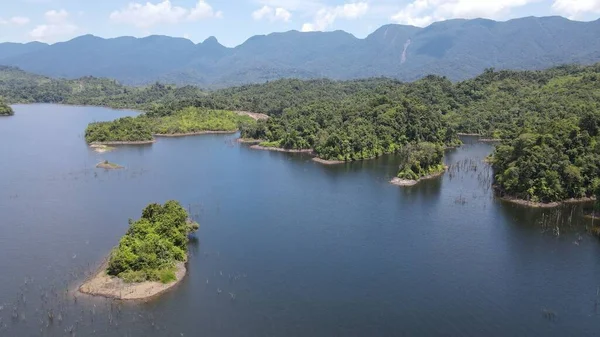 Milford Ses ve Kuşkulu Ses 'in Dağları ve Fiyortları, Yeni Zelanda. Bengoh Vadisi, Sarawak.