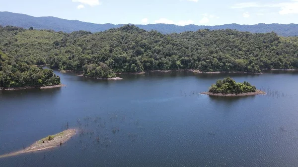 Milford Ses ve Kuşkulu Ses 'in Dağları ve Fiyortları, Yeni Zelanda. Bengoh Vadisi, Sarawak.