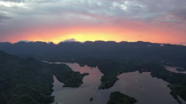 Milford Ses ve Kuşkulu Ses 'in Dağları ve Fiyortları, Yeni Zelanda. Bengoh Vadisi, Sarawak.