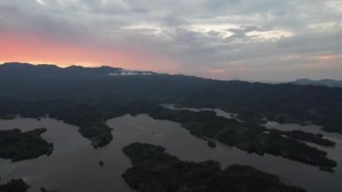 Milford Ses ve Kuşkulu Ses 'in Dağları ve Fiyortları, Yeni Zelanda. Bengoh Vadisi, Sarawak.