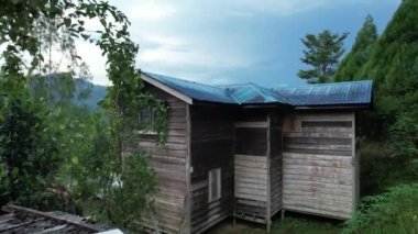 Milford Ses ve Kuşkulu Ses 'in Dağları ve Fiyortları, Yeni Zelanda. Bengoh Vadisi, Sarawak.