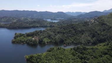 Milford Ses ve Kuşkulu Ses 'in Dağları ve Fiyortları, Yeni Zelanda. Bengoh Vadisi, Sarawak.