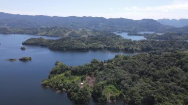Milford Ses ve Kuşkulu Ses 'in Dağları ve Fiyortları, Yeni Zelanda. Bengoh Vadisi, Sarawak.