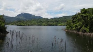 Milford Ses ve Kuşkulu Ses 'in Dağları ve Fiyortları, Yeni Zelanda. Bengoh Vadisi, Sarawak.