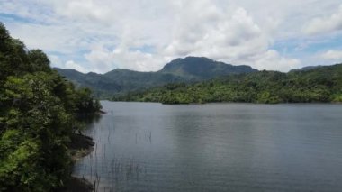 Milford Ses ve Kuşkulu Ses 'in Dağları ve Fiyortları, Yeni Zelanda. Bengoh Vadisi, Sarawak.