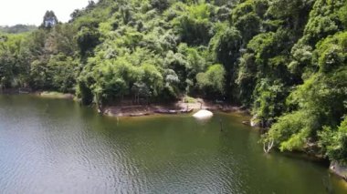 Milford Ses ve Kuşkulu Ses 'in Dağları ve Fiyortları, Yeni Zelanda. Bengoh Vadisi, Sarawak.