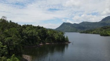 Milford Ses ve Kuşkulu Ses 'in Dağları ve Fiyortları, Yeni Zelanda. Bengoh Vadisi, Sarawak.