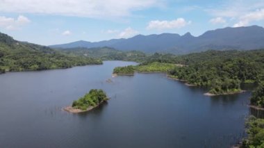 Milford Ses ve Kuşkulu Ses 'in Dağları ve Fiyortları, Yeni Zelanda. Bengoh Vadisi, Sarawak.