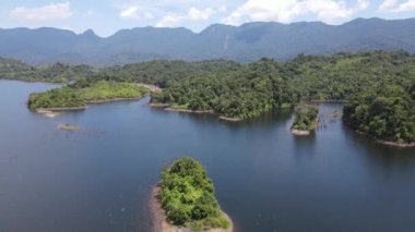 Milford Ses ve Kuşkulu Ses 'in Dağları ve Fiyortları, Yeni Zelanda. Bengoh Vadisi, Sarawak.