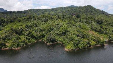 Milford Ses ve Kuşkulu Ses 'in Dağları ve Fiyortları, Yeni Zelanda. Bengoh Vadisi, Sarawak.