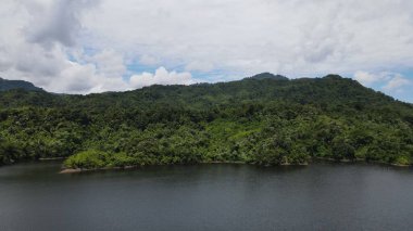 Milford Ses ve Kuşkulu Ses 'in Dağları ve Fiyortları, Yeni Zelanda. Bengoh Vadisi, Sarawak.