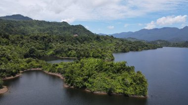 Milford Ses ve Kuşkulu Ses 'in Dağları ve Fiyortları, Yeni Zelanda. Bengoh Vadisi, Sarawak.