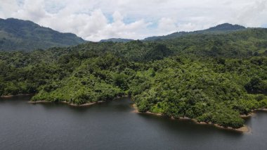 Milford Ses ve Kuşkulu Ses 'in Dağları ve Fiyortları, Yeni Zelanda. Bengoh Vadisi, Sarawak.