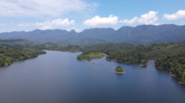 Milford Ses ve Kuşkulu Ses 'in Dağları ve Fiyortları, Yeni Zelanda. Bengoh Vadisi, Sarawak.