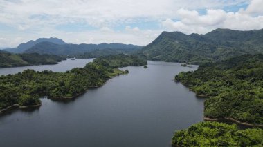 Milford Ses ve Kuşkulu Ses 'in Dağları ve Fiyortları, Yeni Zelanda. Bengoh Vadisi, Sarawak.