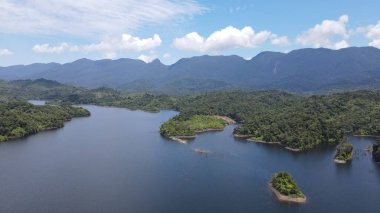 Milford Ses ve Kuşkulu Ses 'in Dağları ve Fiyortları, Yeni Zelanda. Bengoh Vadisi, Sarawak.
