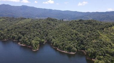 Milford Ses ve Kuşkulu Ses 'in Dağları ve Fiyortları, Yeni Zelanda. Bengoh Vadisi, Sarawak.