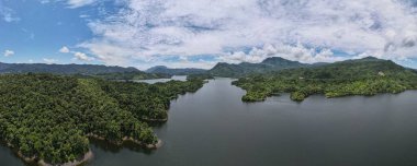 Milford Ses ve Kuşkulu Ses 'in Dağları ve Fiyortları, Yeni Zelanda. Bengoh Vadisi, Sarawak.