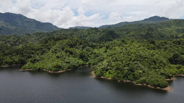 Milford Ses ve Kuşkulu Ses 'in Dağları ve Fiyortları, Yeni Zelanda. Bengoh Vadisi, Sarawak.