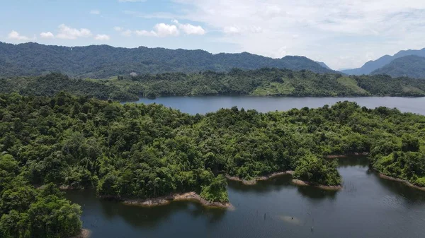 Milford Ses ve Kuşkulu Ses 'in Dağları ve Fiyortları, Yeni Zelanda. Bengoh Vadisi, Sarawak.