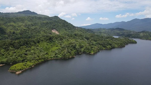 Milford Ses ve Kuşkulu Ses 'in Dağları ve Fiyortları, Yeni Zelanda. Bengoh Vadisi, Sarawak.
