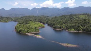 Milford Ses ve Kuşkulu Ses 'in Dağları ve Fiyortları, Yeni Zelanda. Bengoh Vadisi, Sarawak.