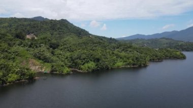 Milford Ses ve Kuşkulu Ses 'in Dağları ve Fiyortları, Yeni Zelanda. Bengoh Vadisi, Sarawak.