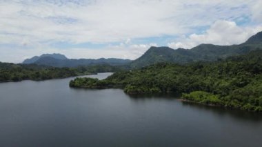 Milford Ses ve Kuşkulu Ses 'in Dağları ve Fiyortları, Yeni Zelanda. Bengoh Vadisi, Sarawak.