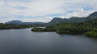 Milford Ses ve Kuşkulu Ses 'in Dağları ve Fiyortları, Yeni Zelanda. Bengoh Vadisi, Sarawak.