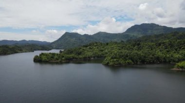 Milford Ses ve Kuşkulu Ses 'in Dağları ve Fiyortları, Yeni Zelanda. Bengoh Vadisi, Sarawak.