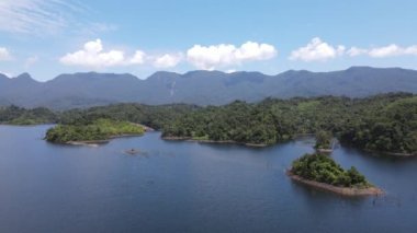 Milford Ses ve Kuşkulu Ses 'in Dağları ve Fiyortları, Yeni Zelanda. Bengoh Vadisi, Sarawak.