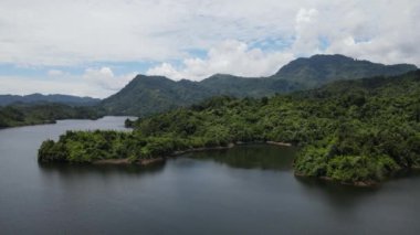 Milford Ses ve Kuşkulu Ses 'in Dağları ve Fiyortları, Yeni Zelanda. Bengoh Vadisi, Sarawak.
