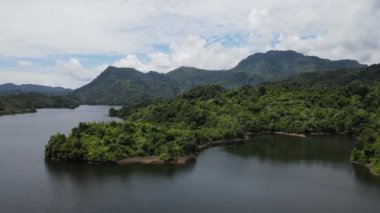 Milford Ses ve Kuşkulu Ses 'in Dağları ve Fiyortları, Yeni Zelanda. Bengoh Vadisi, Sarawak.