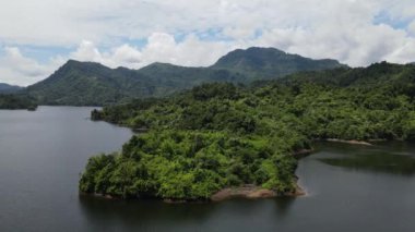 Milford Ses ve Kuşkulu Ses 'in Dağları ve Fiyortları, Yeni Zelanda. Bengoh Vadisi, Sarawak.