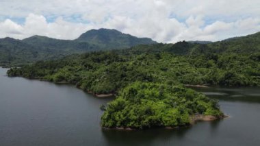 Milford Ses ve Kuşkulu Ses 'in Dağları ve Fiyortları, Yeni Zelanda. Bengoh Vadisi, Sarawak.