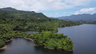 Milford Ses ve Kuşkulu Ses 'in Dağları ve Fiyortları, Yeni Zelanda. Bengoh Vadisi, Sarawak.